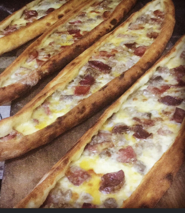 Sucuklu kaşarlı pide