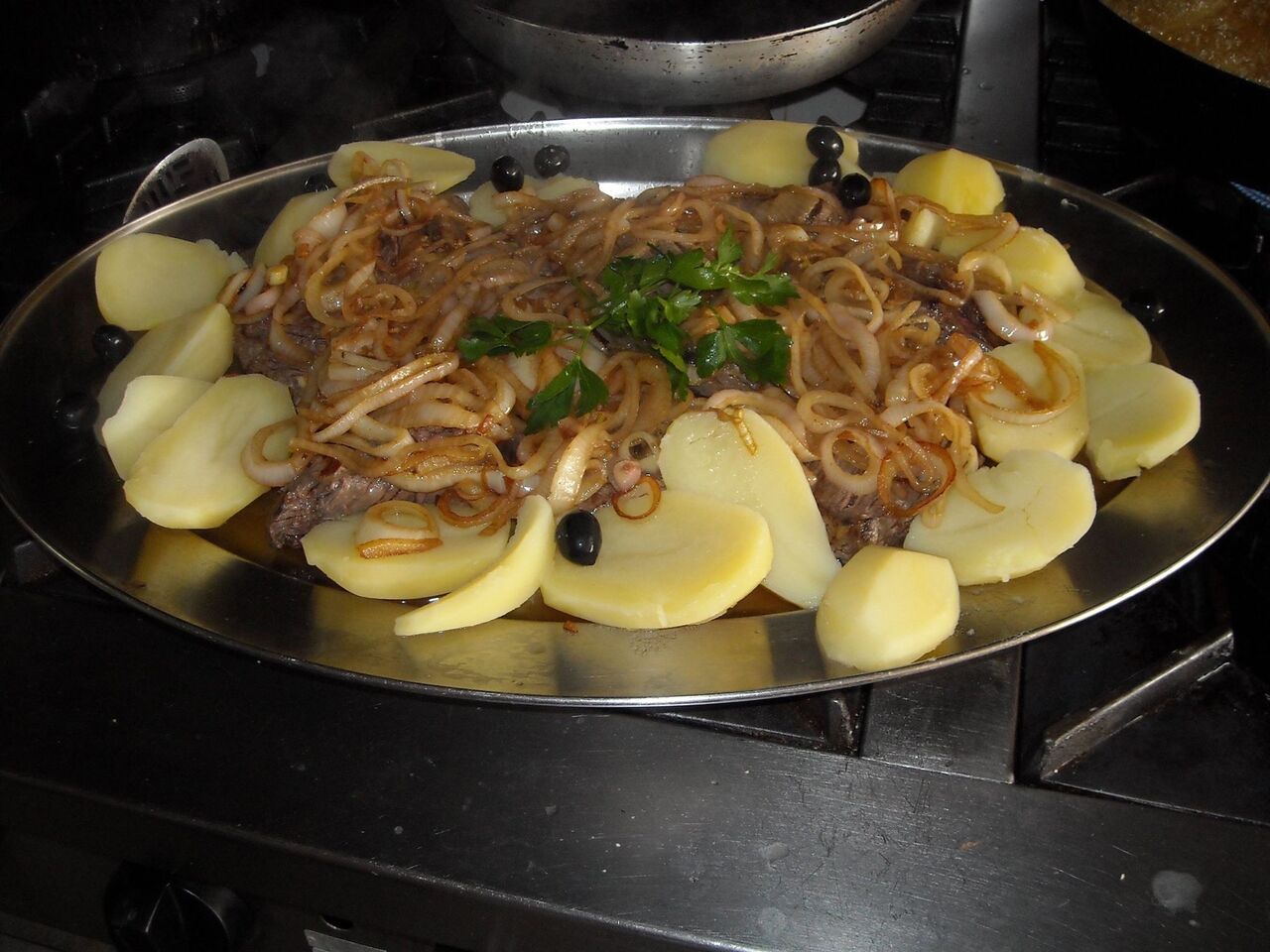 NACOS DE LOMBO DE VACA COM CEBOLADA