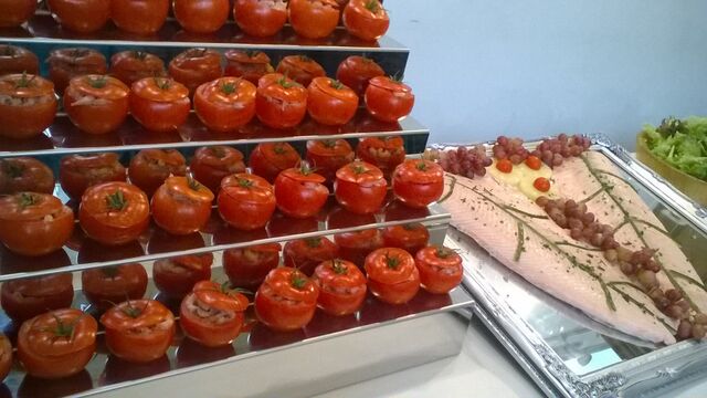 Koud buffet: gevulde tomaat met garnalen 