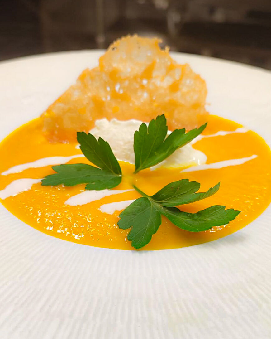 Velouté de potimarron, chantilly à la fève de Tonka et tuile de parmesan