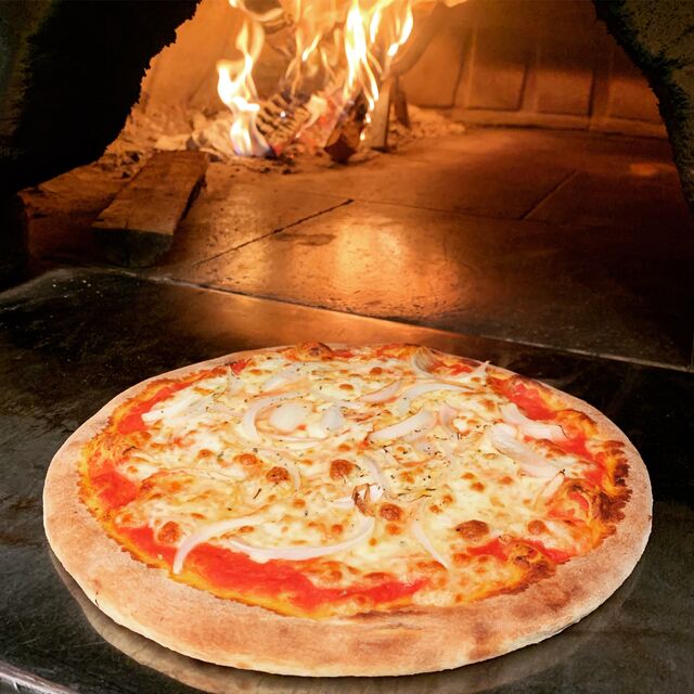 Pizza con cipolle, semplice, ma gustosa 