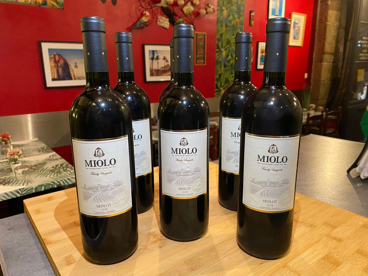 
Vin rouge brésilien type MERLOT 2018.
Ce délicieux vin provient du sud du brésil, dans la campagne.