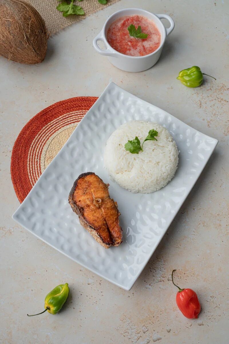 Riz au lait de coco servi avec du saumon et sa petite sauce rougail à 19€90€