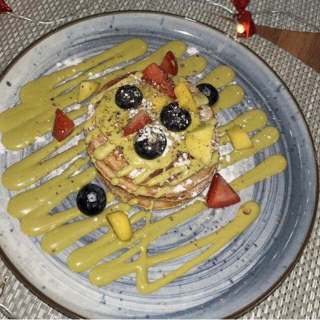 Pancakes with pistacho sauce