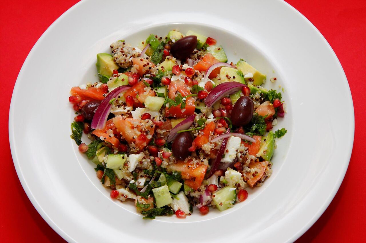 Salada de Quinoa, Abacate e Queijo Feta.