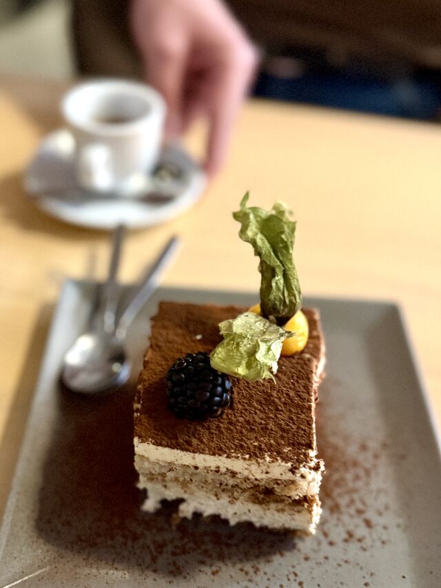 Zum Abschluss etwas Süßes. Glücklich machen Tiramisu, Profiteroles oder Panna Cotta