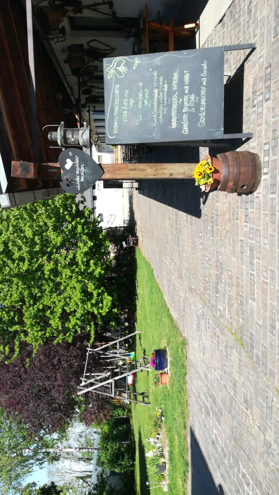 Blick vom Eingang in den Hof