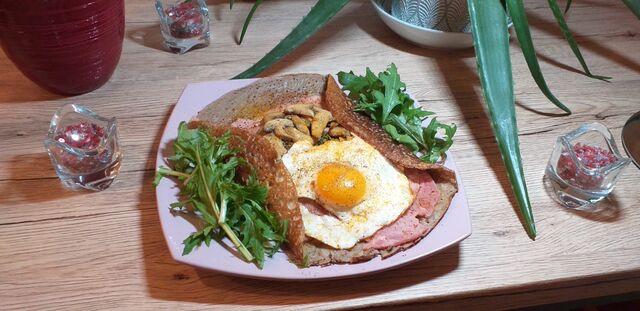 La traditionnelle : Emmental // Jambon // Oeuf // Champignons de paris.