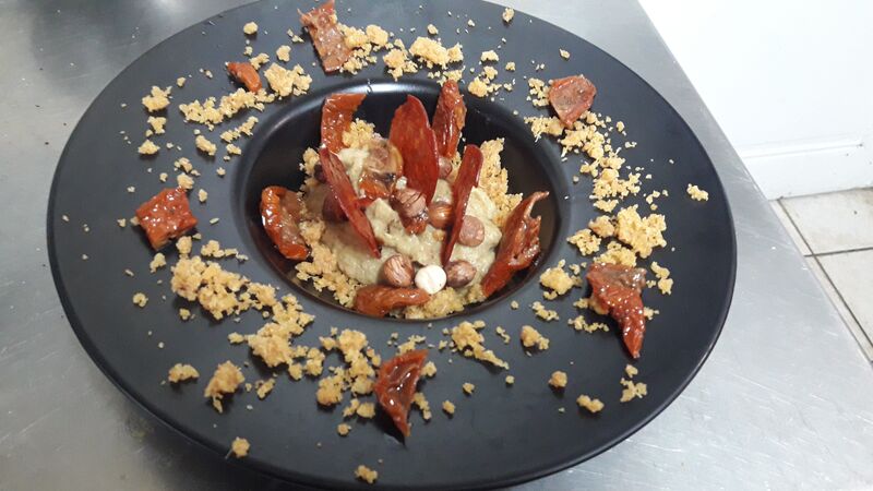 Caviar d'aubergine, crumble de parmesan, tomates séchées