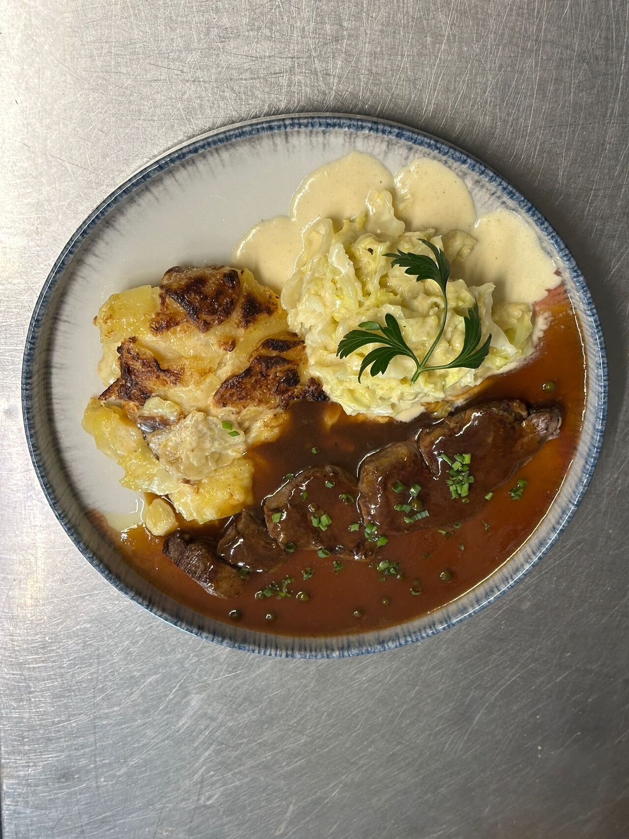 Rinderfiletspieß mit Wirsing und Kartoffelgratin