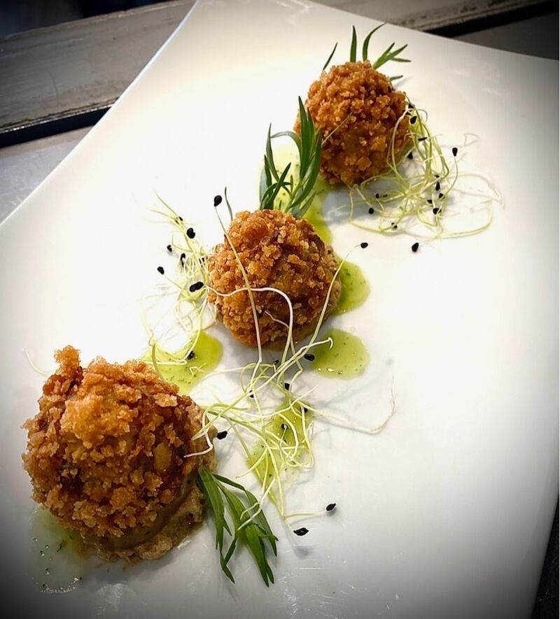 - Cromesquis d’agneau jus vert et émulsion à l’ail noir.