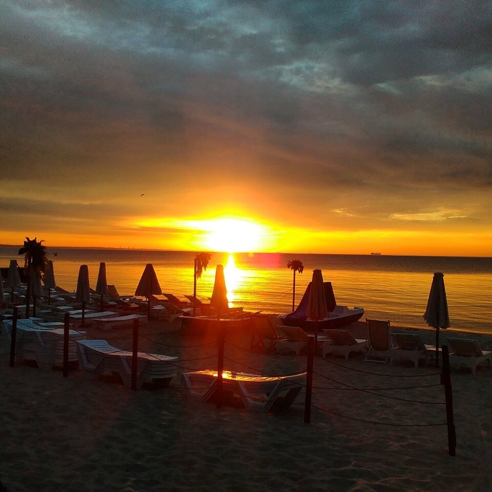 Рядом красивый пляж