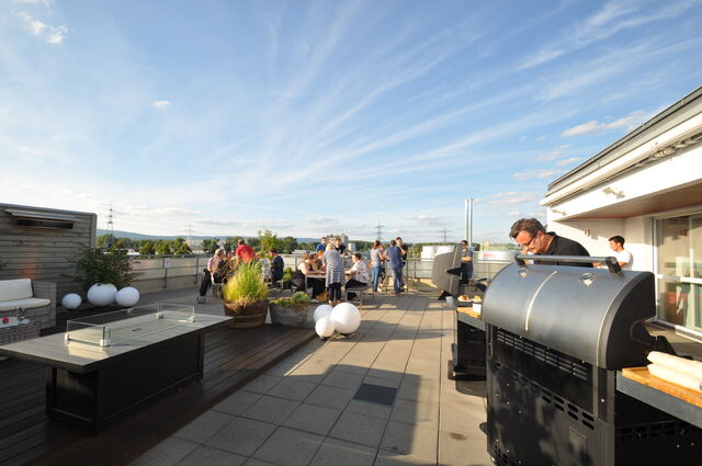 Blauer Himmel, gute Stimmung und die richtigen Grills...