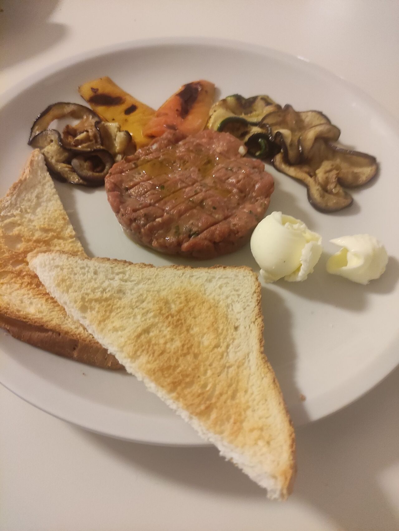 Tartar di manzo con verdure grigliate