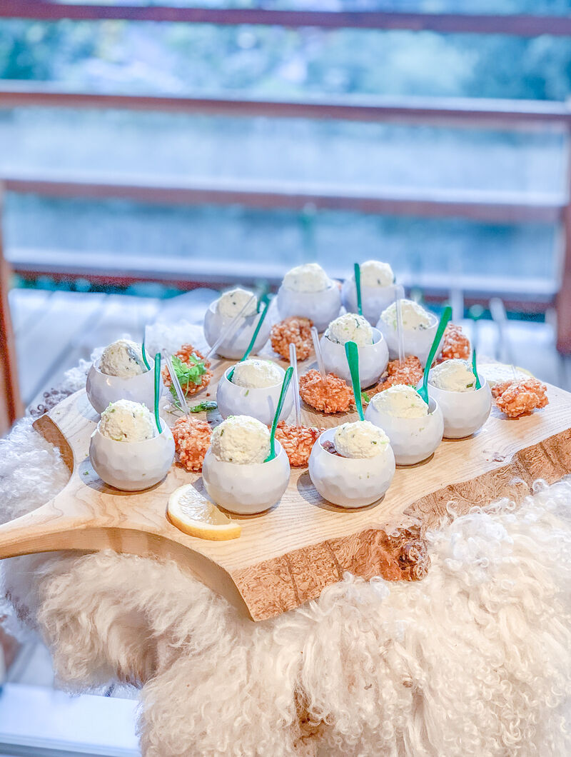 Tartare du thon rouge frais avec une boulette de formages et ciboulette .