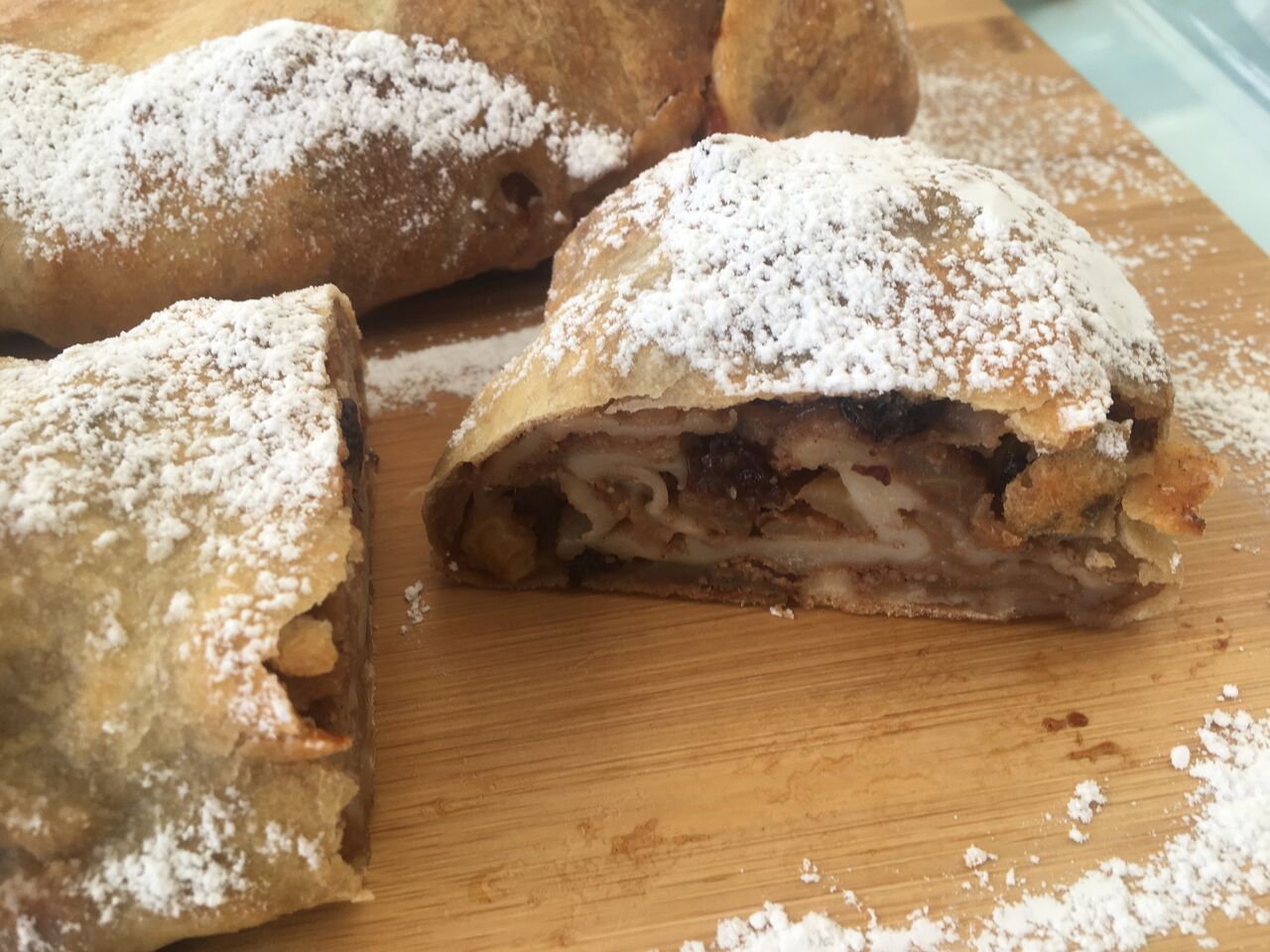 Strudel pommes-raisins
la part 3€