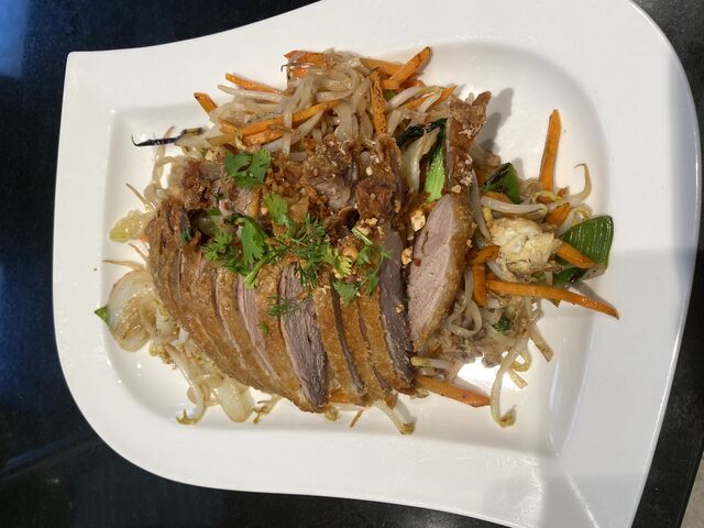 Gebratene Reisbandnudeln mit Ente knusprig 