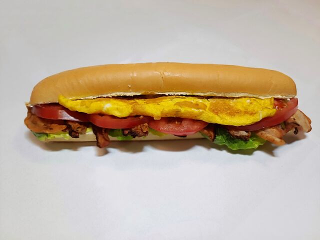 snídaňová bageta s vaječnou omeletou a vyškvařenou slaninou