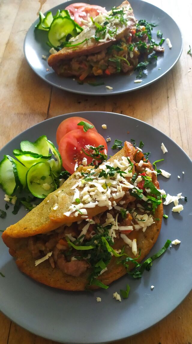 Bramboráková kapsa s jemně pikantní masovou směsí. 