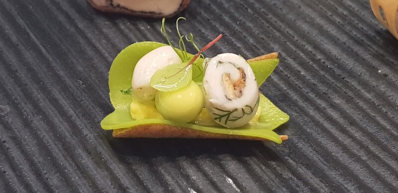 Finger food di Cialdini integrale con filetto di branzino alle cozze e gelee di cetriolo