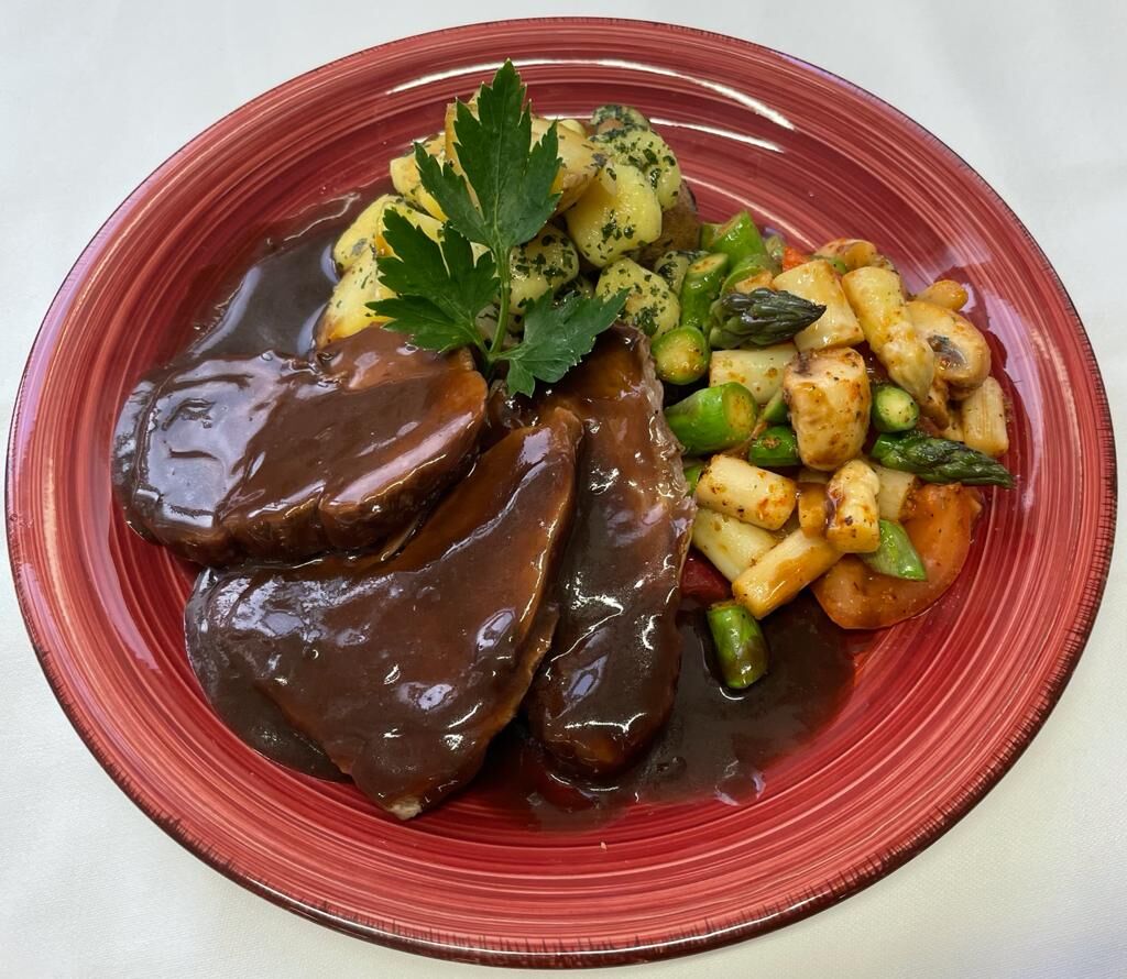 Lammbraten mit Frühlingsgemüse und Gnocchi