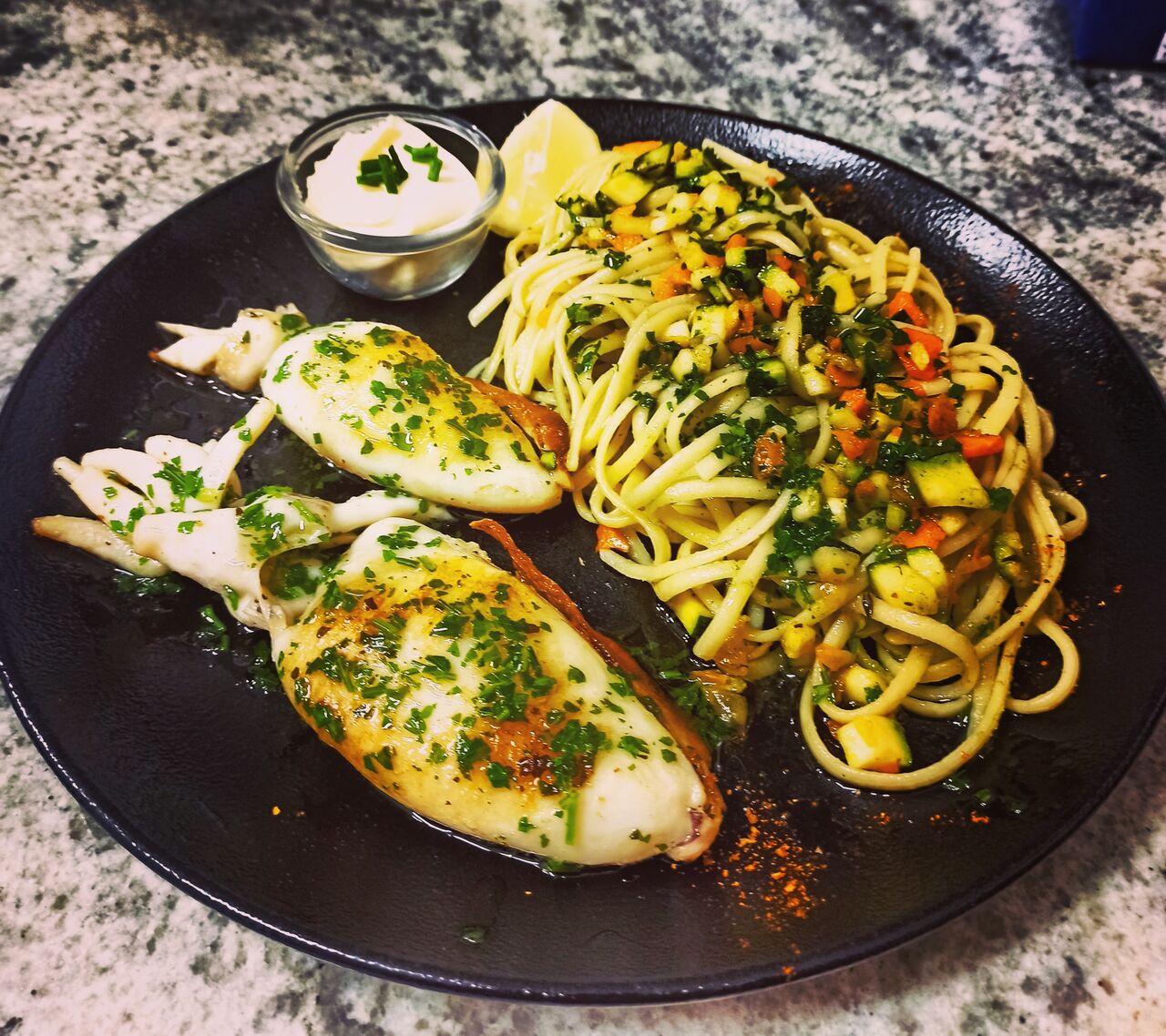 Seiche à la plancha en persillade et son aioli, linguines et petits légumes croquants