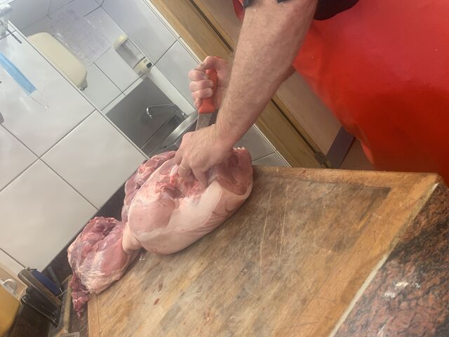 Désossage des jambons pour la préparation des jambons blancs maison 