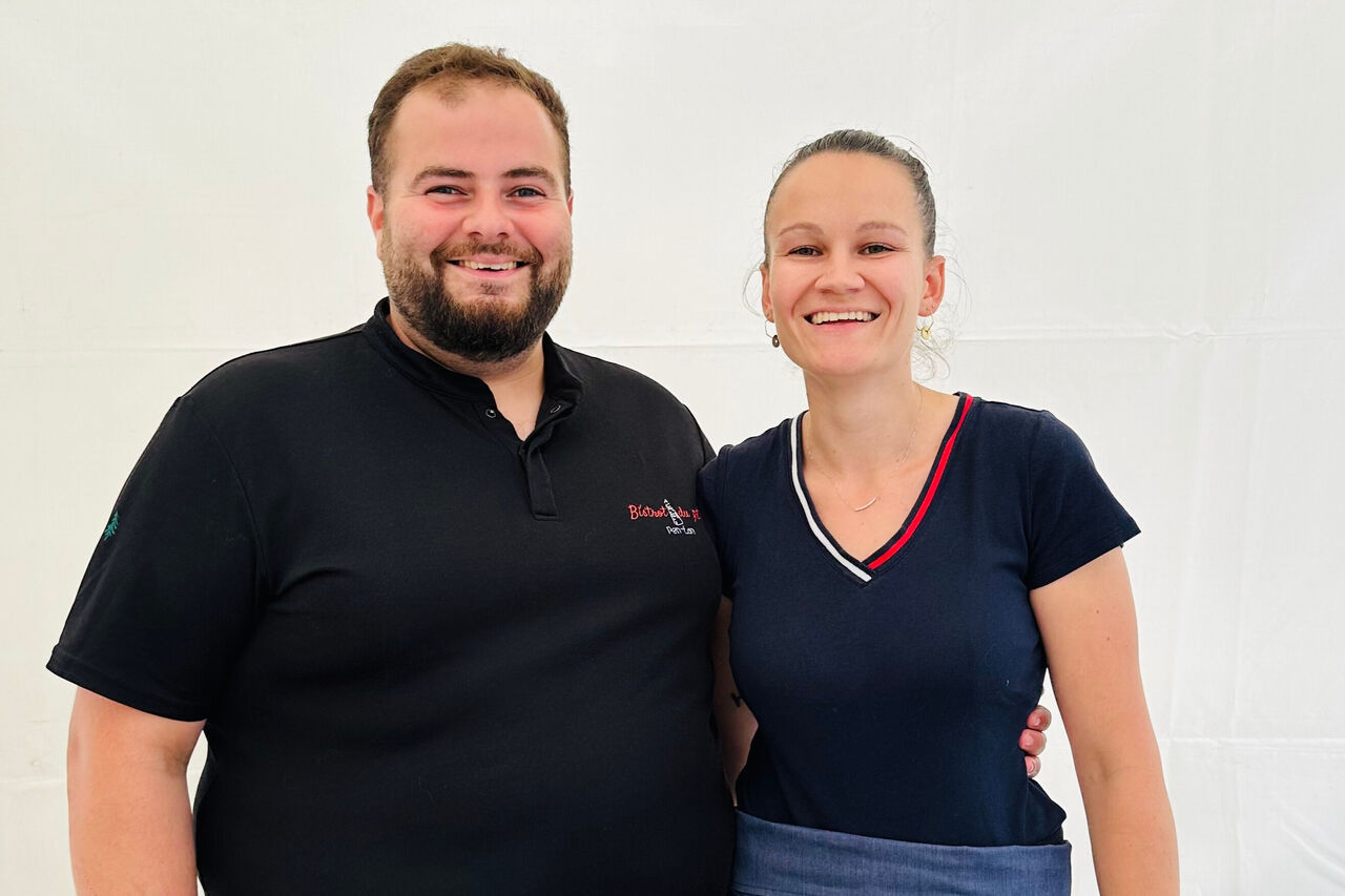 UN SUPER DUO DERRIÈRE LES FOURNEAUX.