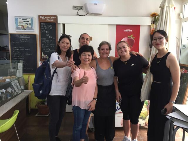 Cuando l@s turistas encuentran en Tots lo que buscan...y acaban pidiendo una foto con nosotras.