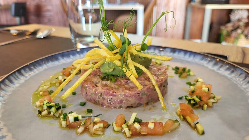 Tartare de bœuf et saucisson de pays, pommes paille et guacamole