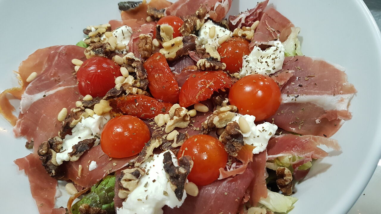 SALADE BELTOISE 1965 : jambon de parme, mozzarella di bufala, tomates cerises et confites, noix, pignon de pins et basilic