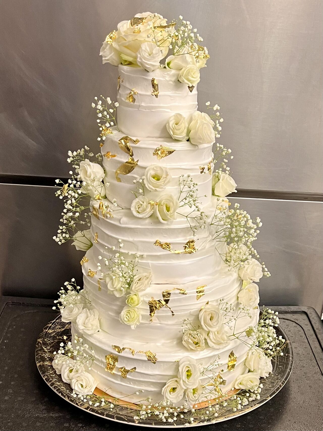 Crème, fleurs et touches dorées 