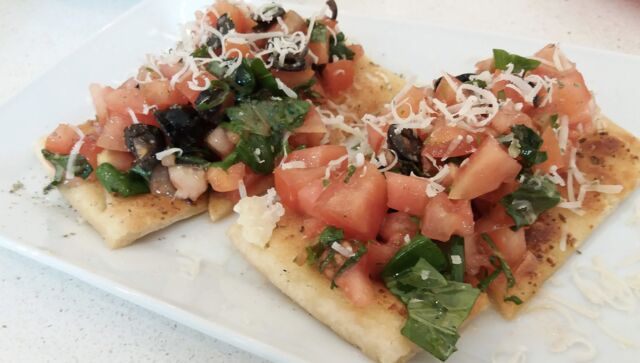 Bruschetta de tomate com azeitona