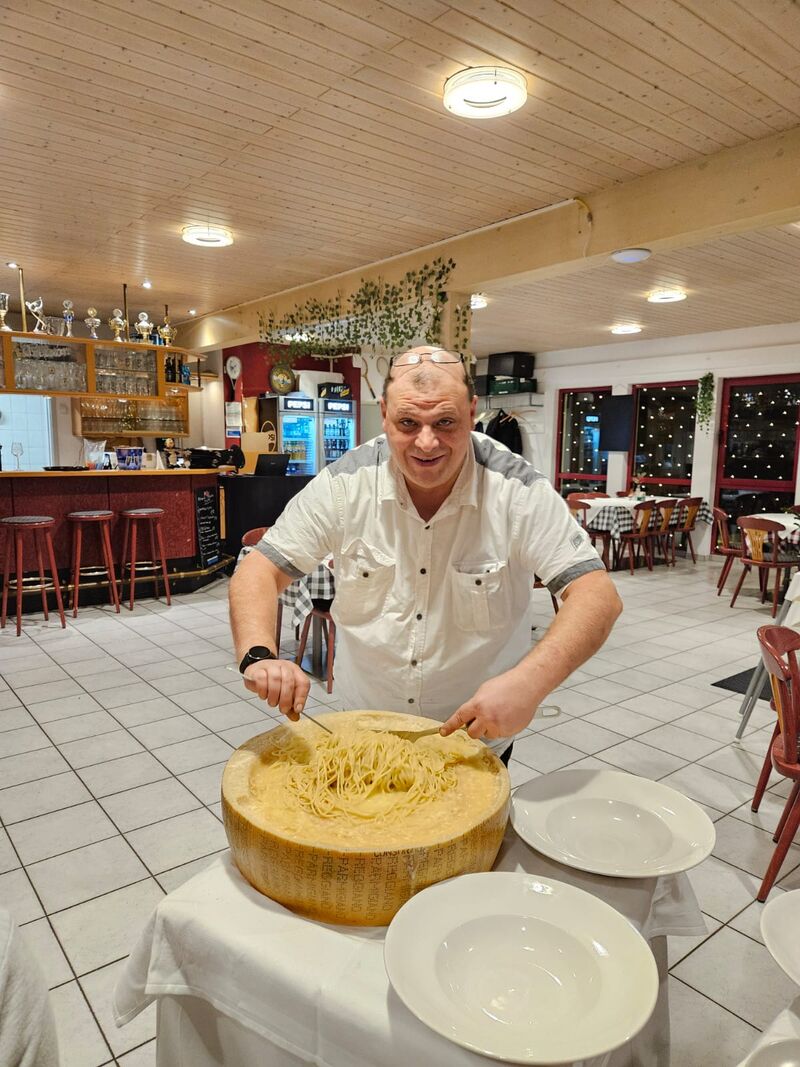 Spaghetti aus dem Parmesanlaib 