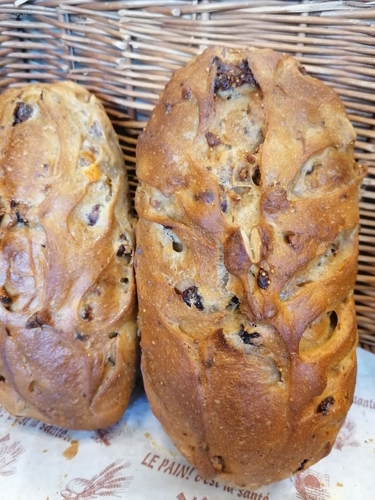 Pain aux fruits (abricots, raisons, figues, oranges, pruneaux, noix, noisettes, amandes)