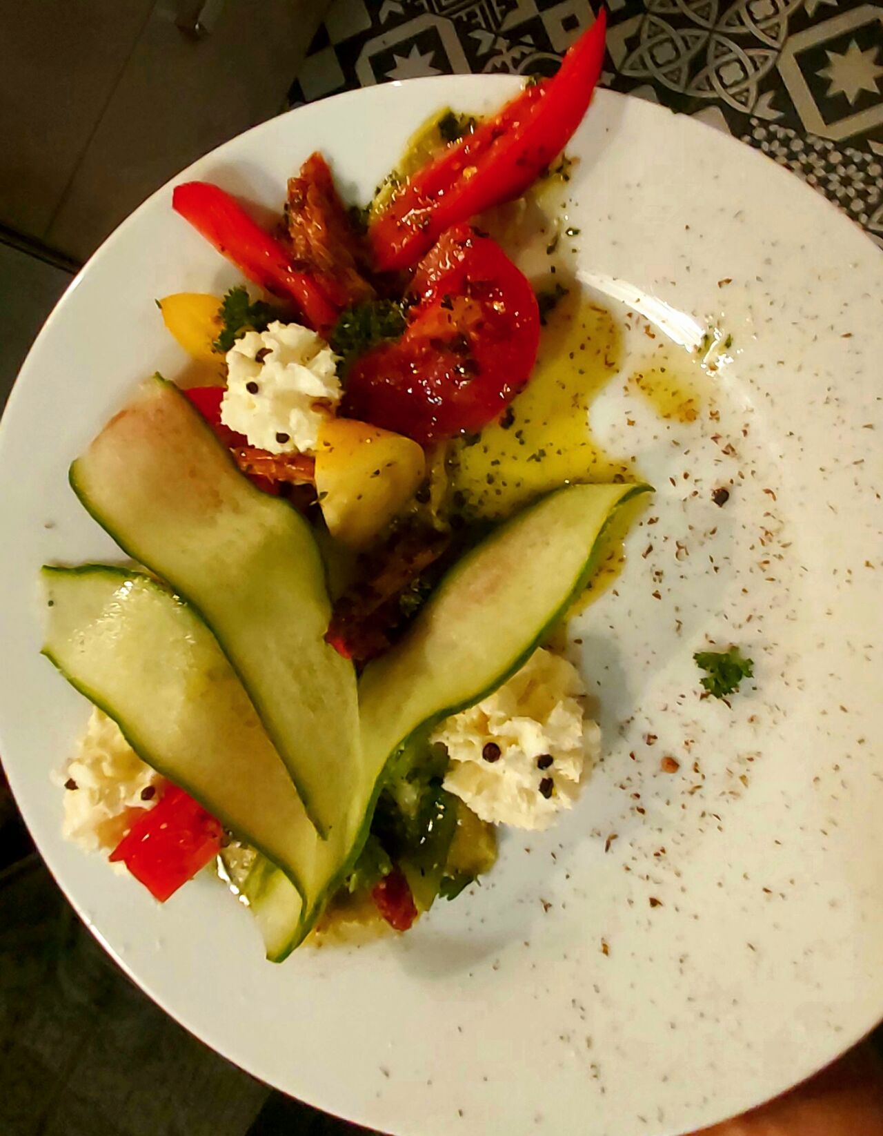 Salade de tomates anciennes, mousse de chèvre frais,béluga frits, chipotle