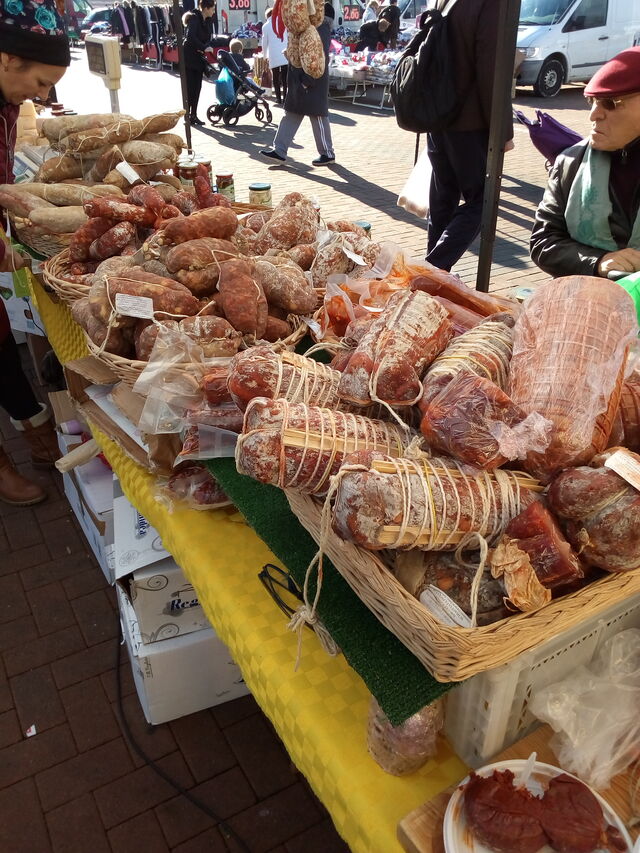 CAPOCOLLO ARTIGIANALE CON LE STECCHE DA UN KILO E MEZZO EURO 20,00 AL KILO
GUANCIALE PICCANTE E DOLCE A 15,00 AL KILO
