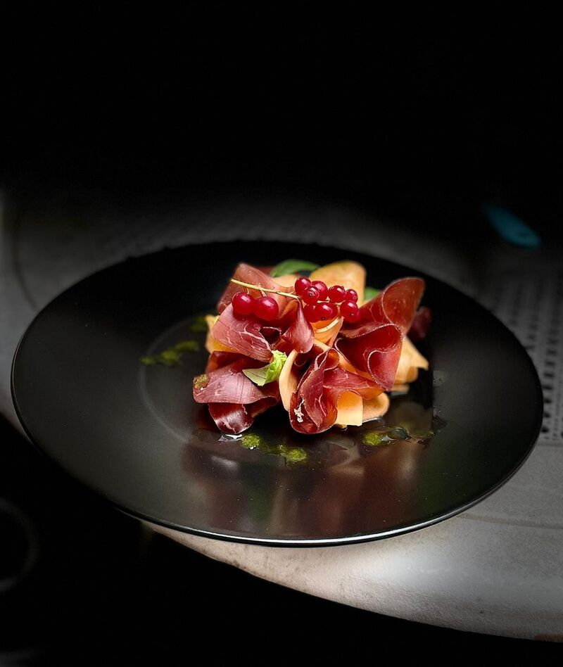 Melon, jambon cru, huile de coriandre