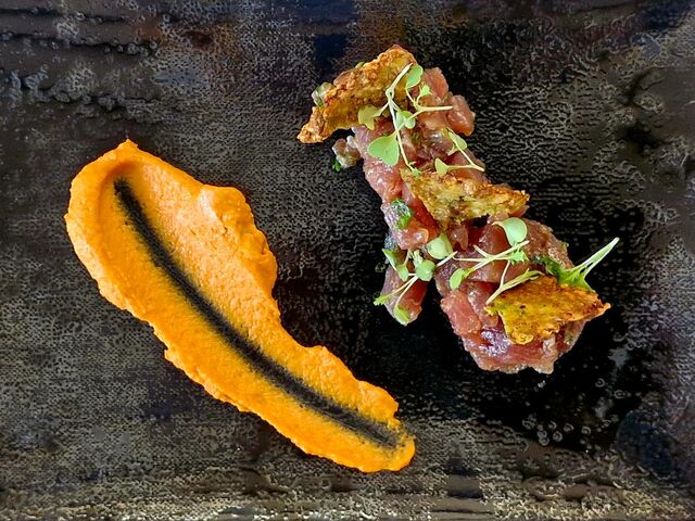 Tartare de thon rouge, houmous de piquillos, chips d'avocat
