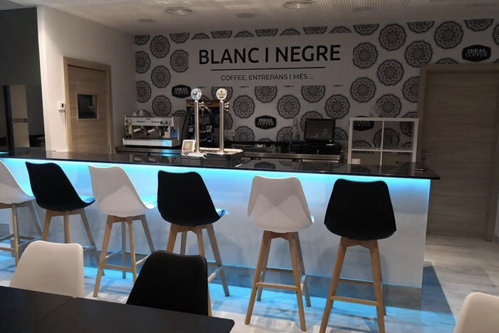 Cafeteria & Bar Blanc i Negre, bares y pubs en Sant Feliu de Llobregat
