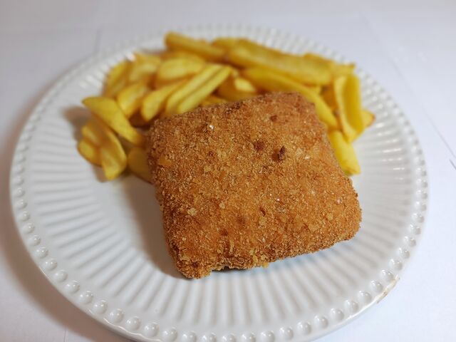 smažák v domácí strouhance, hranolky. Tatarka v ceně. :-)