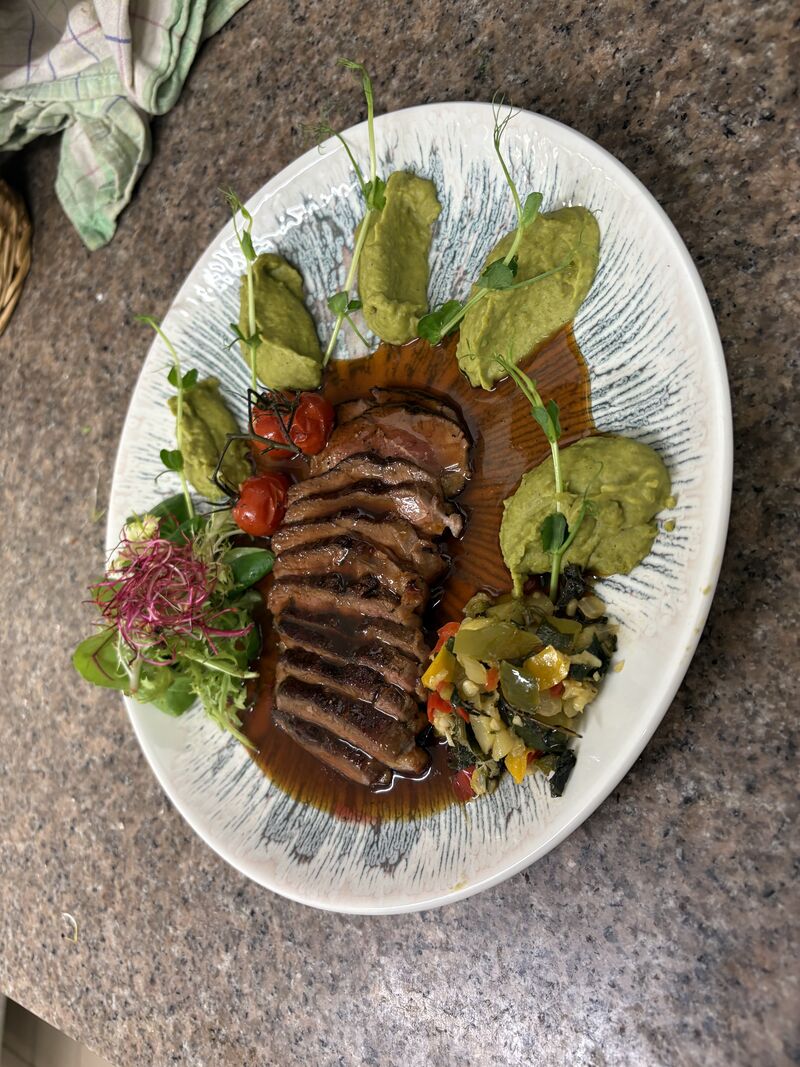 Tournedos de magret de canard jus miel orange purée du moment