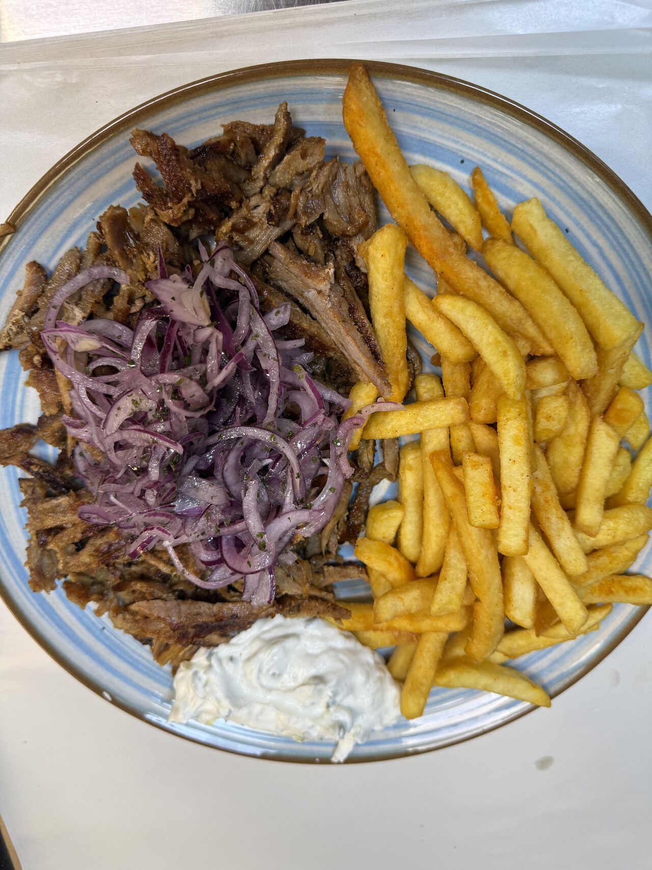 Gyros Teller mit Tzatziki