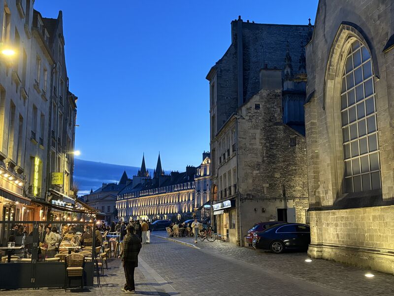 A proximité de la Place Saint Sauveur - un soir d'avril