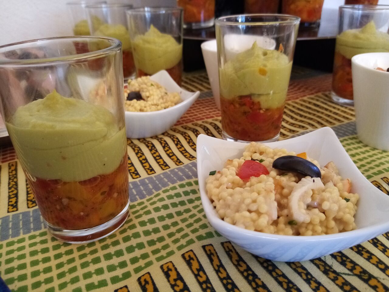 buffet dinatoire: verrine confit de tomates/poivrons et guacamole maison; salade de bille à la chair de crabe fraiche