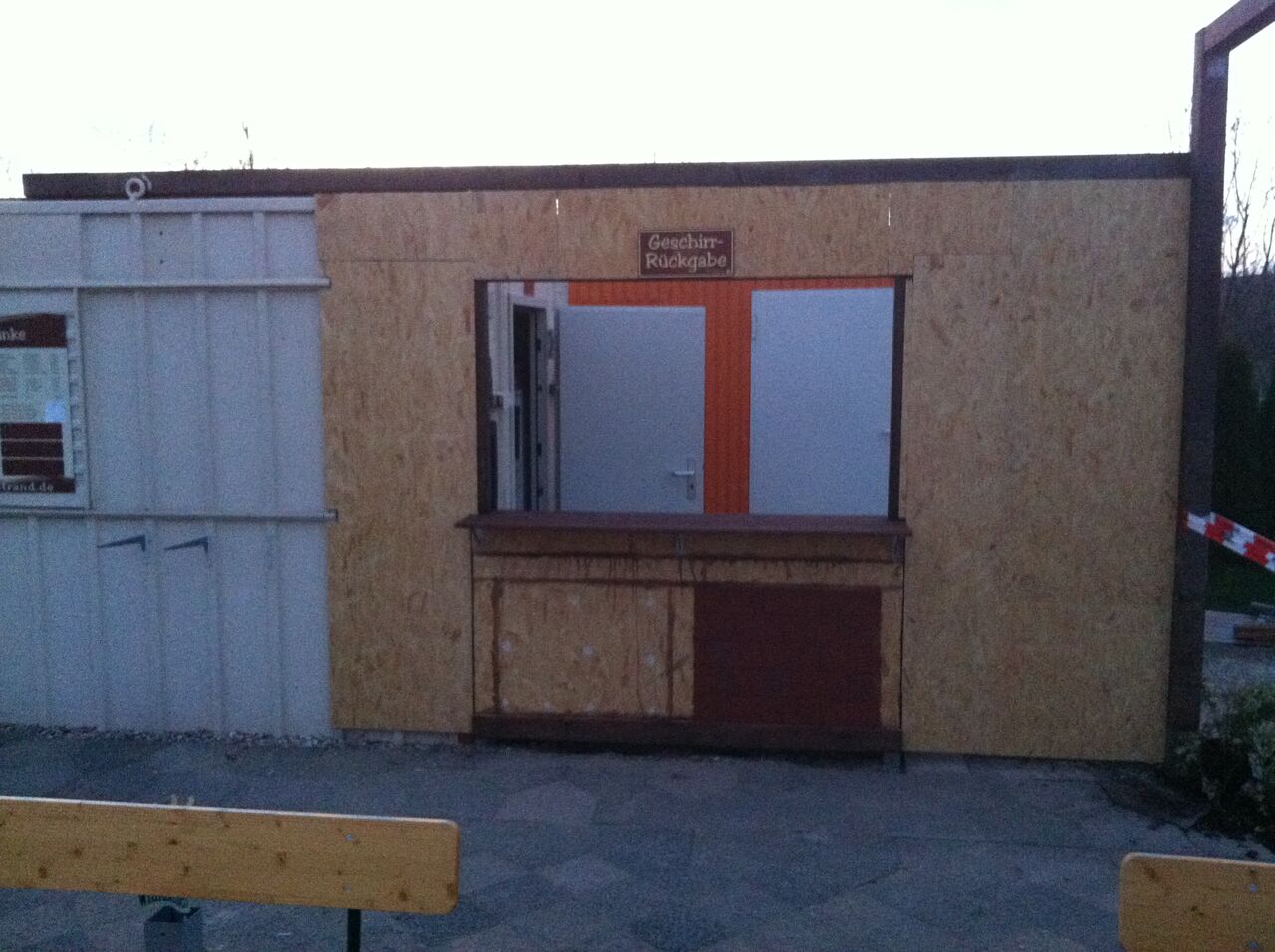 Vorbreitungen für die Verkleidung der Container