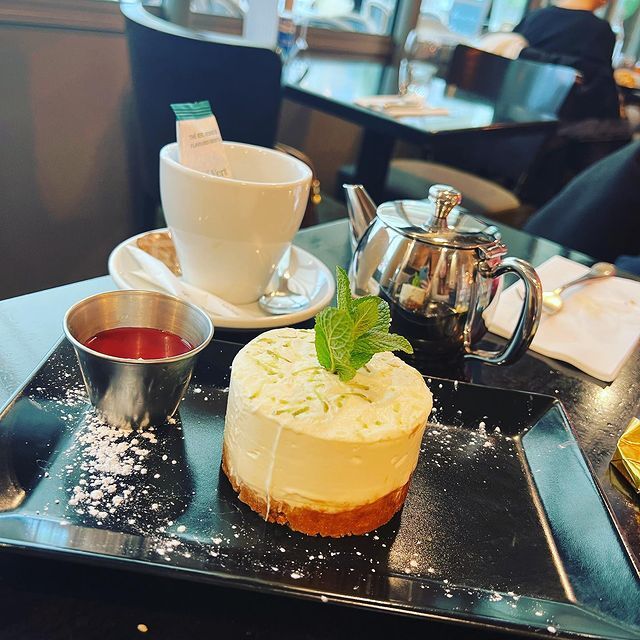 Cheese cake chocolat blanc citron vert coulis de framboise