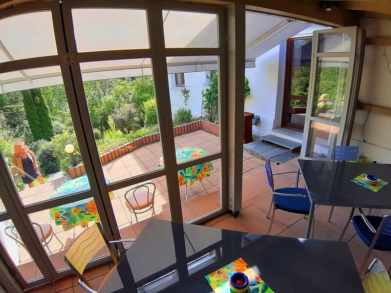 Sicht aus dem Kamin Pavillon auf die Terrasse