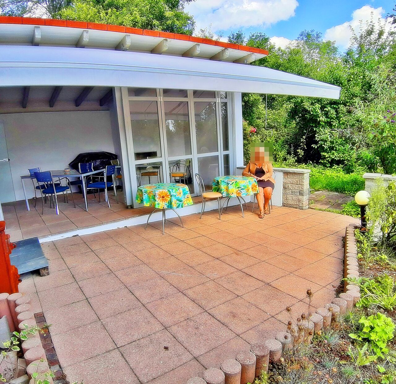 Terrasse beim Kamin Pavillon Südansicht