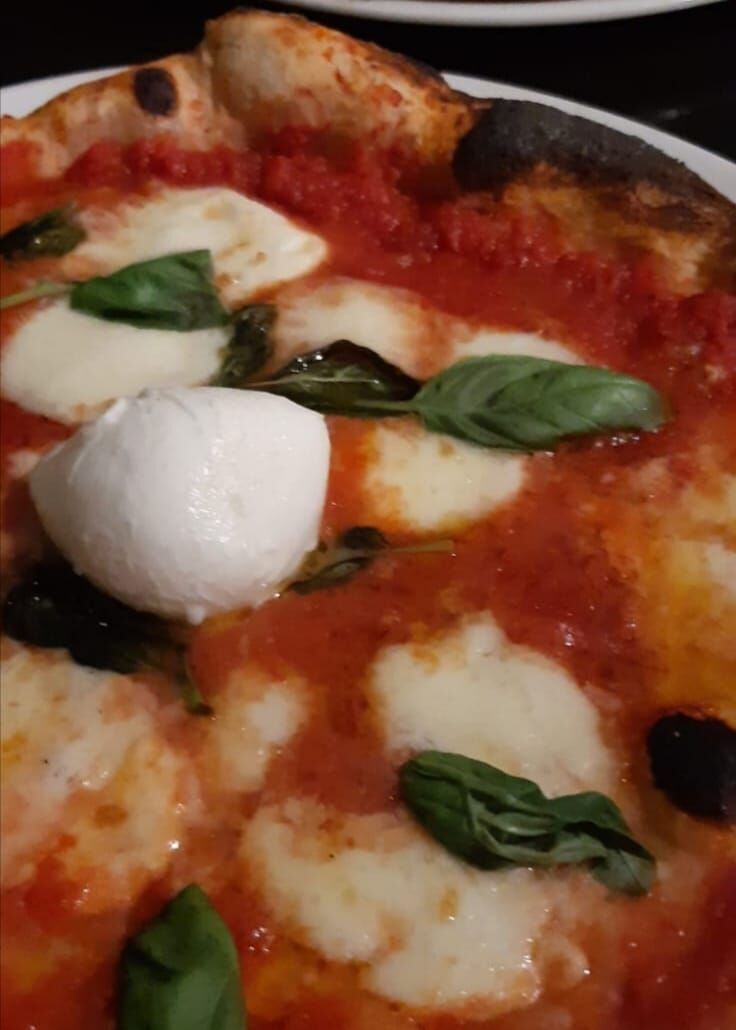 Pizza regina..con bocconcino di bufala dopo cottura.. favolosa 